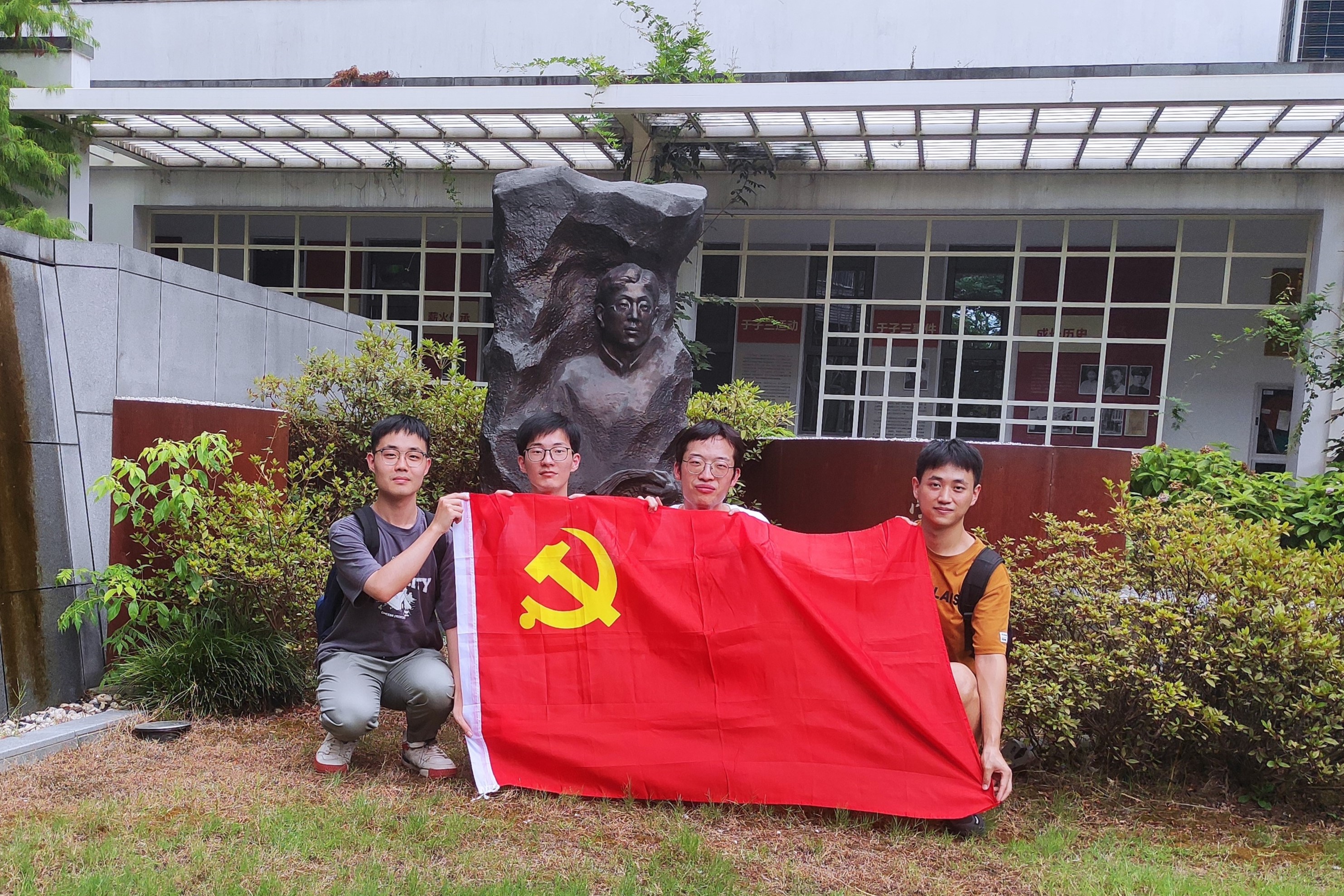 实践照片4于子三纪念碑.jpg