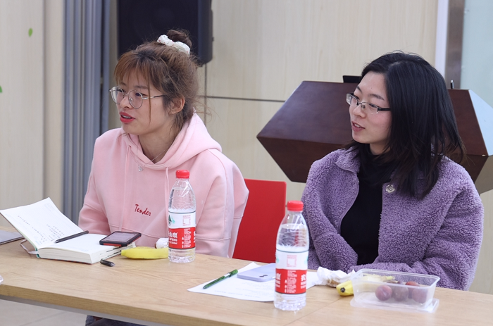 3同学在发言.png