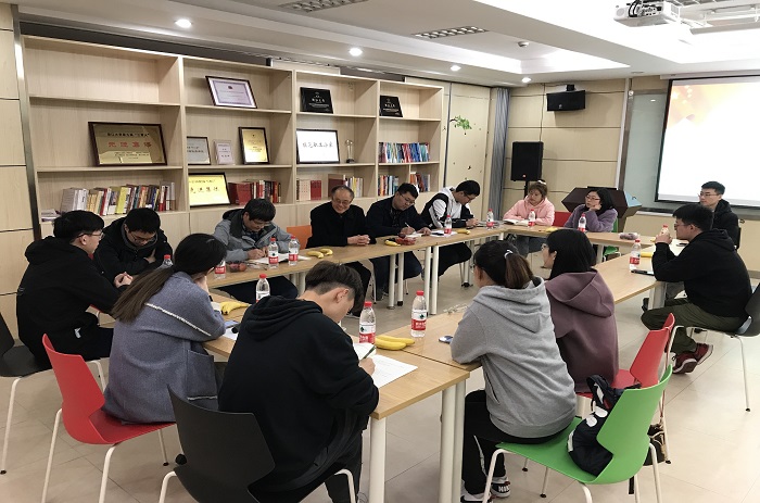 1同志们在交流.jpg
