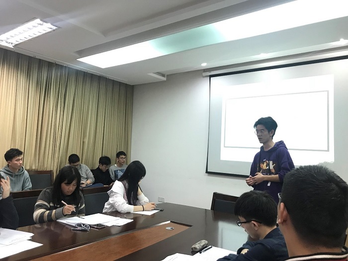 1 王家宁同学正在答辩.jpg