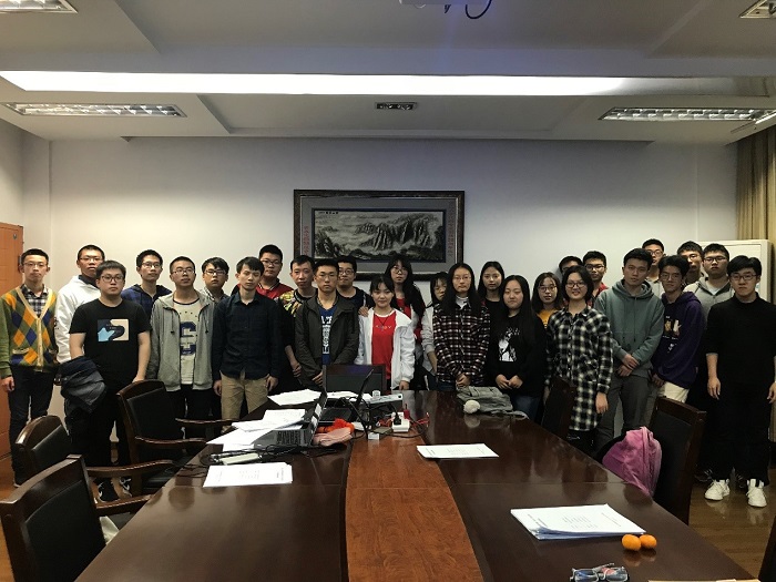 3 答辩人和学生评委在答辩会结束后合影.jpg