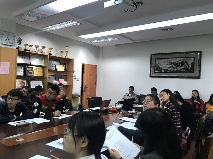 2 老师评委和学生评委正在认真聆听答辩.jpg