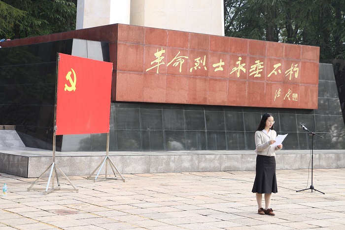 3林老师讲话.JPG